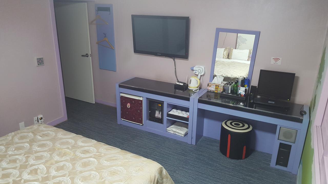 Motel Iu Changwon Bagian luar foto