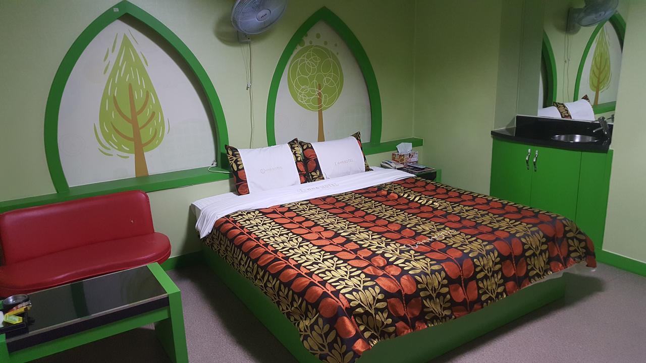 Motel Iu Changwon Bagian luar foto
