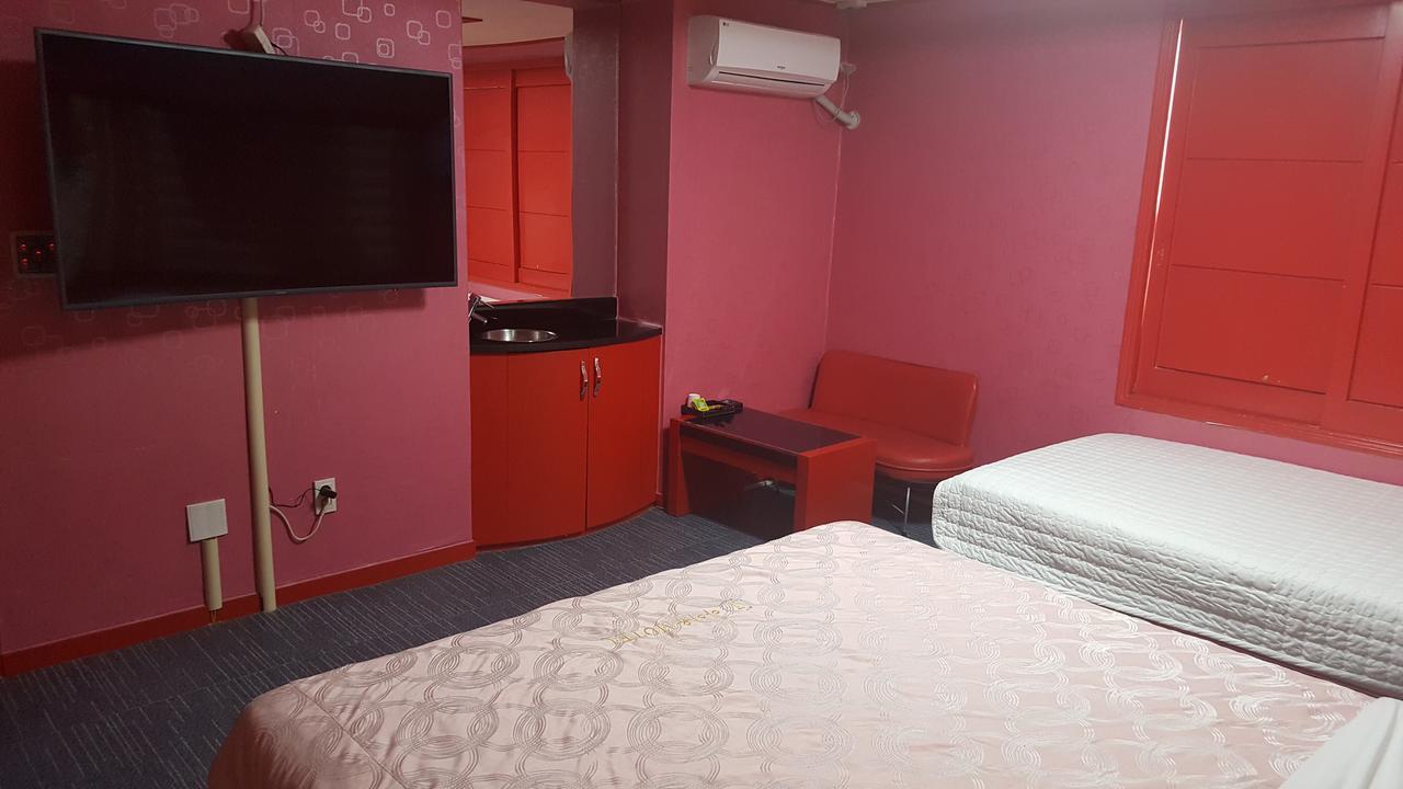 Motel Iu Changwon Bagian luar foto